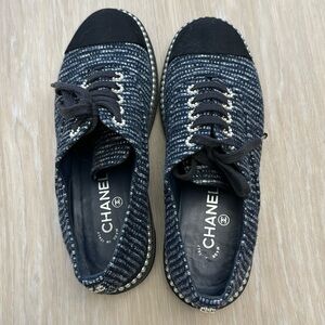 Chanel Denim Grosgrain Camellia Pearl Lace Up Sneakers 40 Blue Black